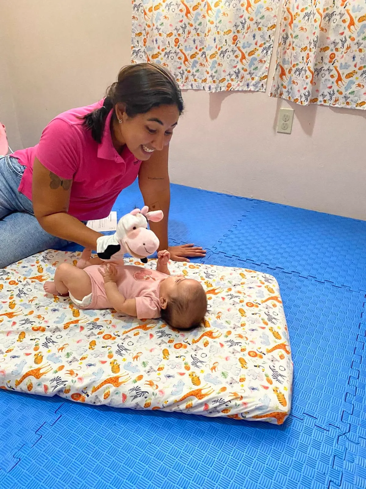 Ilse, fundadora y maestra de Baja Kids, acompañando a una bebé